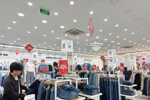 Thị trường thời trang đồng loạt 'giảm sâu' dịp cuối năm