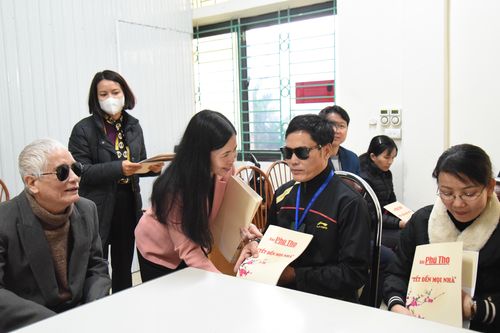 Trao quà 'Tết đến mọi nhà' cho Hội người mù thành phố Việt Trì