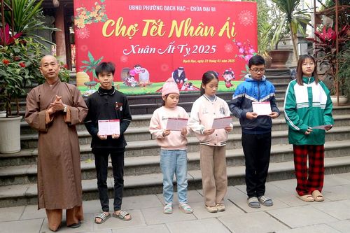 Trao tặng 120 phiếu mua hàng '0 đồng' và sổ tiết kiệm