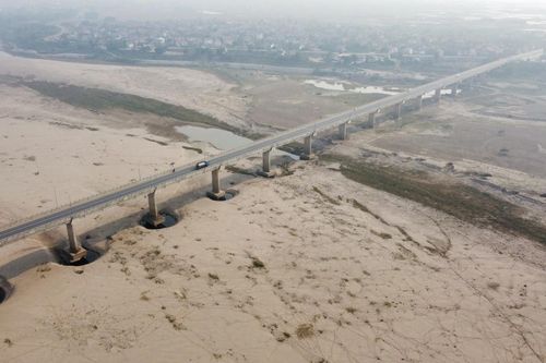 Nước sông Hồng cạn, lộ nhiều bãi đá ngầm