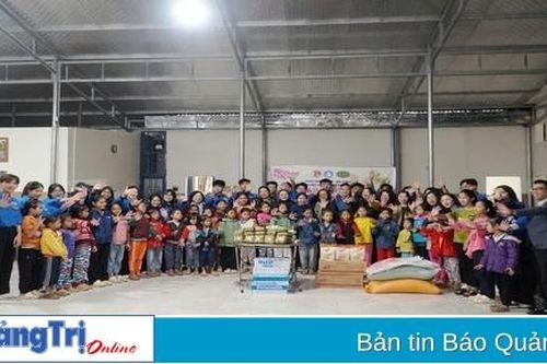 Tuổi trẻ trường Đại học kinh doanh và công nghệ Hà Nội tổ chức chương trình 'Xuân đùm bọc - Tết đoàn viên'