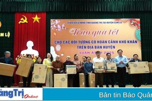 Tặng 125 suất quà tết cho gia đình chính sách, gia đình có hoàn cảnh khó khăn tại huyện Cam Lộ