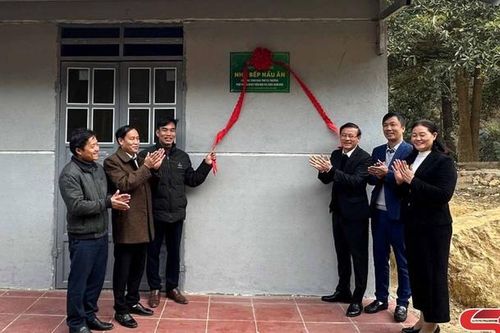 Bàn giao nhà bếp bán trú cho trường học tại Sam Kha