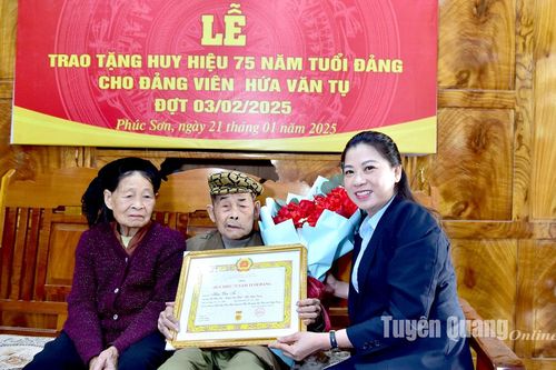 Phó Bí thư Thường trực Tỉnh ủy, Chủ tịch HĐND tỉnh Lê Thị Kim Dung trao Huy hiệu Đảng tại Lâm Bình
