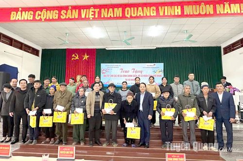 Tặng 50 suất quà cho gia đình chính sách xã Khuôn Hà
