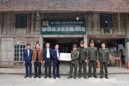 Phó Chủ tịch UBND tỉnh Nguyễn Thế Giang thăm, tặng quà Tết các trạm, chốt trên địa bàn huyện Lâm Bình, Na Hang