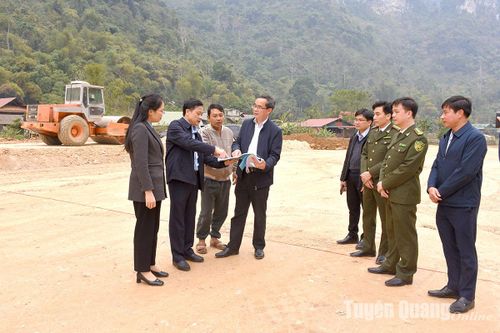Phó Chủ tịch UBND tỉnh Nguyễn Thế Giang kiểm tra tiến độ xây dựng khu tái định cư tập trung vùng thiên tai ảnh hưởng bão số 3 tại thôn Nà Tông