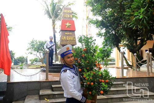 'Cưỡi sóng', mang Xuân đến đảo An Bang