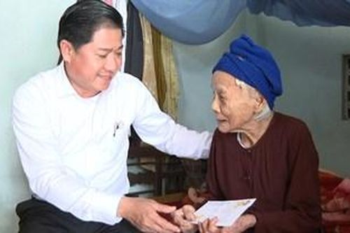 Nhiều phần quà Tết đến với người nghèo