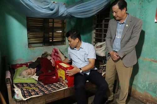 Trưởng ban Tổ chức Thành ủy thăm các gia đình chính sách, người có công