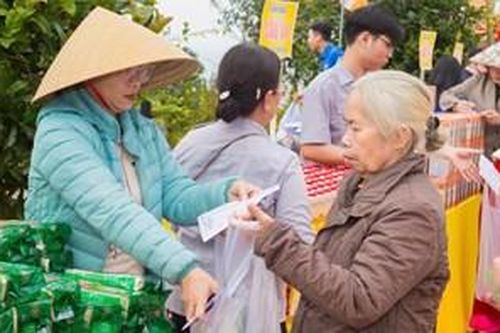 300 người nghèo được mua sắm ở phiên chợ 0 đồng