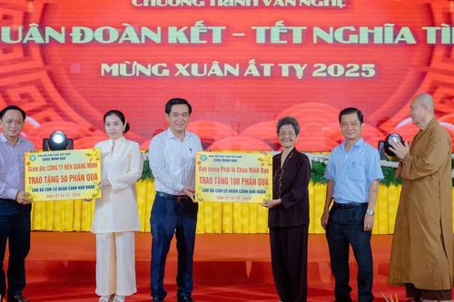 Chùa Minh Đạo (Q.3) trao quà xuân yêu thương đến người khó khăn