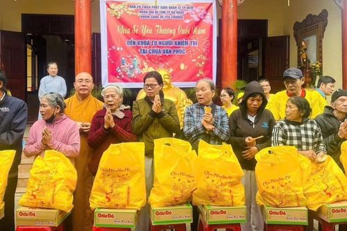Các tự viện Q.12 tặng quà Xuân ấm tình thương' đến bà con đón Tết