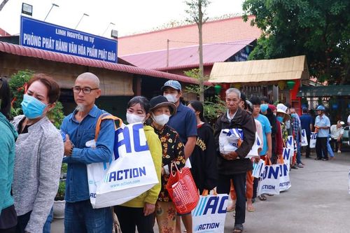 Long An: Phiên chợ 0 đồng trao quà Tết đến những gia đình có hoàn cảnh khó khăn