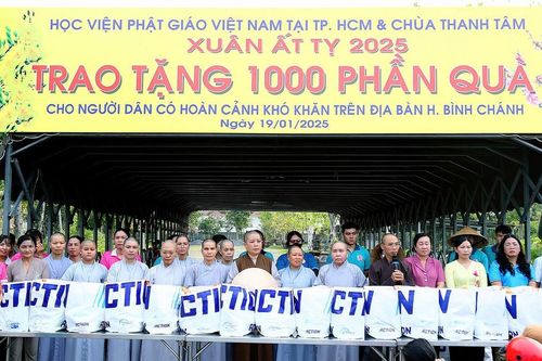 Học viện Phật giáo VN tại TP.HCM trao 1.000 phần quà Tết đến người dân có hoàn cảnh khó khăn