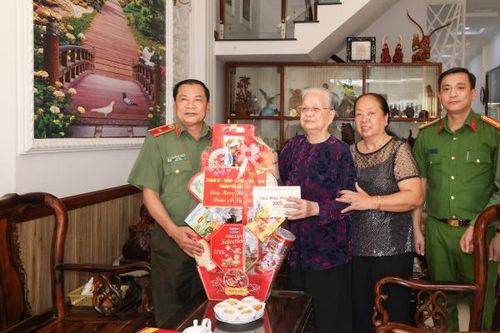 Công an thành phố Cần Thơ thăm, tặng quà tết gia đình chính sách