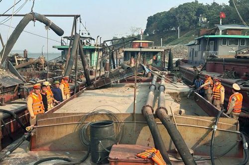 Cảnh sát vây bắt 3 tàu cát tặc trên sông Hồng