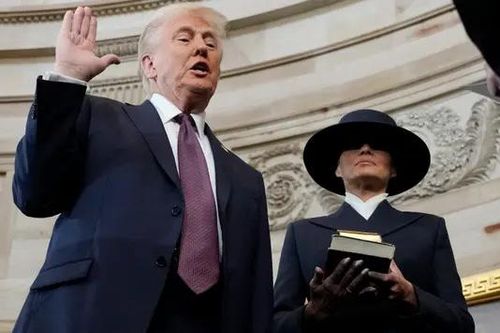 Ông Trump không đặt tay lên Kinh thánh trong lễ nhậm chức