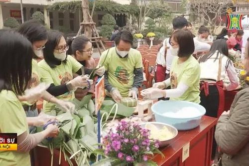 Không khí sôi nổi tại Hội thi gói bánh chưng Tết
