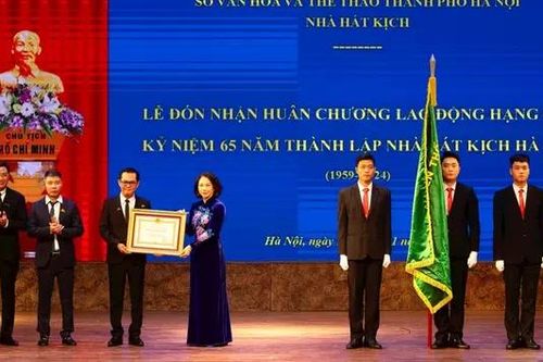 Nhà hát Kịch Hà Nội nhận Huân chương Lao động hạng Nhì
