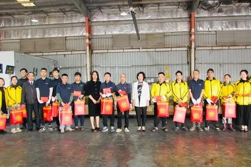 Bí thư Quận ủy Thanh Xuân tặng quà cho người lao động