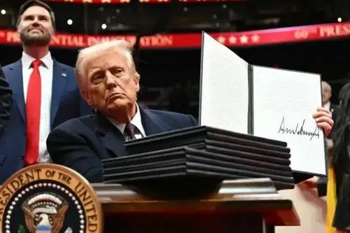 Tổng thống Donald Trump chấm dứt sắc lệnh xe điện