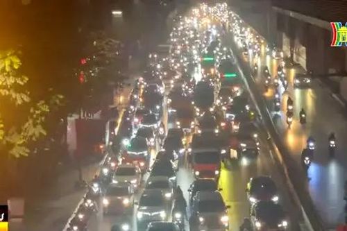 Đảo giao thông Nguyễn Trãi - Nguyễn Xiển ùn tắc cả ngày