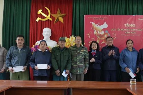 Tặng 50 suất quà cho các gia đình khó khăn tại xã Hồng Nam