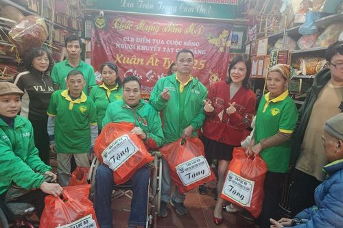 Trao tặng 120 suất quà tết cho người khuyết tật