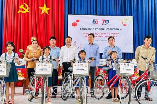Tổng công ty Điện lực miền Nam trao quà tết hộ nghèo và học sinh vượt khó