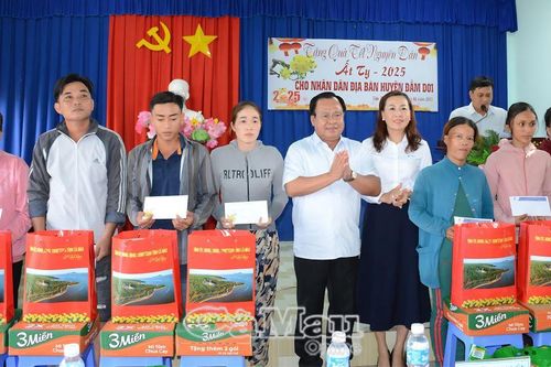 Trao 60 suất quà tết cho hộ khó khăn xã Tân Tiến và Nguyễn Huân
