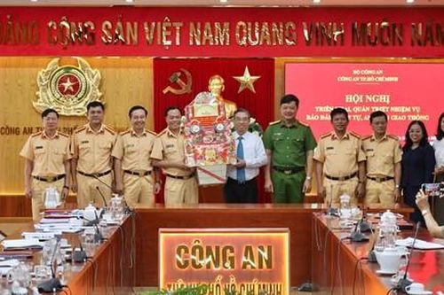 Lãnh đạo TPHCM thăm, chúc Tết các đơn vị thuộc Công an TPHCM