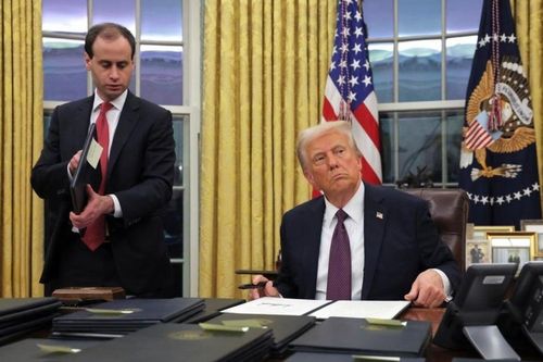 Ông Trump ân xá cho 1.500 người bị buộc tội vụ bạo loạn Điện Capitol