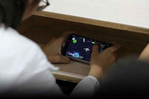 Trung Quốc nở rộ thiết bị ngụy trang giúp học sinh dùng trộm điện thoại