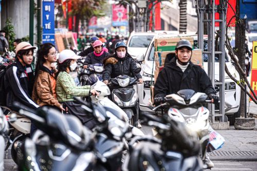 4 ngày phân luồng nút giao Thanh Xuân: Đường thoáng hơn, vỉa hè vẫn bị xâm chiếm