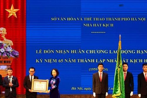 Nhà hát Kịch Hà Nội đón Huân chương Lao động hạng Nhì