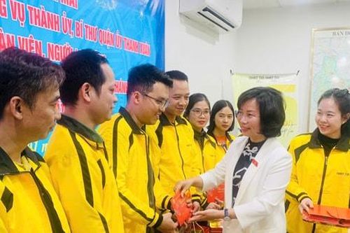 Đồng chí Bùi Huyền Mai thăm, tặng quà người lao động