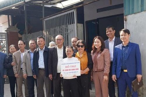 Báo Hànôịmới và Công ty cổ phần Ao Vua tặng bò sinh sản cho các hộ khó khăn tại Quốc Oai
