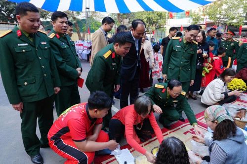 Quận Tây Hồ trao tặng hơn 1.000 suất quà tại 'Xuân chung tay đoàn kết - Tết thắm tình quân dân'
