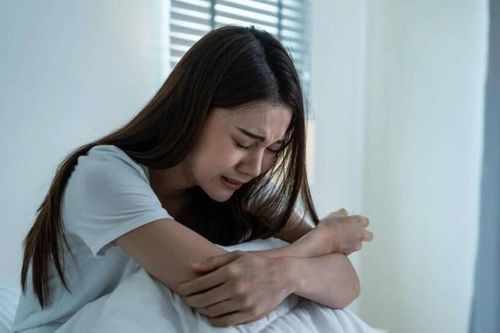 Chồng đưa vợ 20 triệu thưởng Tết nhưng tin nhắn trong điện thoại lại tố cáo sự thật nghiệt ngã khác