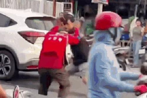 Xôn xao cảnh nam thanh niên cầm mũ bảo hiểm đánh tới tấp lái xe ôm công nghệ giữa đường