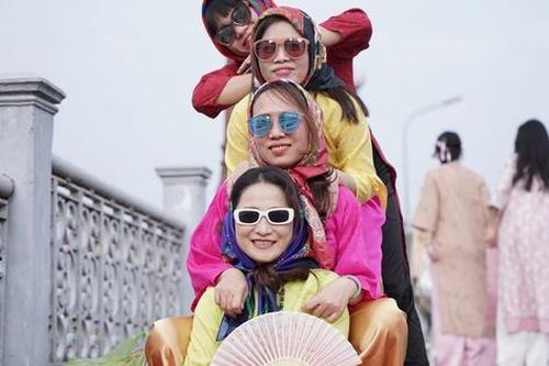 Giới trẻ Huế diện cổ phục chụp ảnh Tết, 'một mét vuông có 10 nàng thơ'