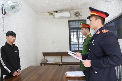 Trên đường đi thăm bạn gái nam thanh niên cướp điện thoại của bé 4 tuổi
