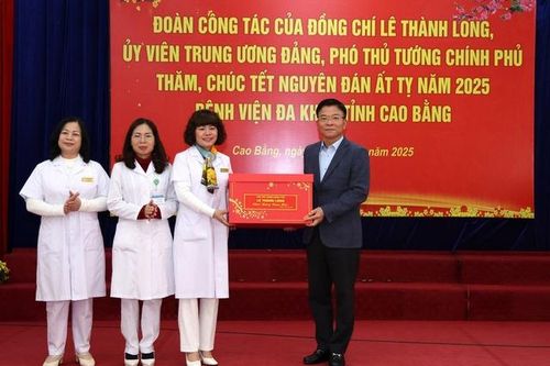 Phó Thủ tướng tặng quà Tết người dân khó khăn, cán bộ, y bác sĩ, bệnh nhân tại BVĐK tỉnh Cao Bằng