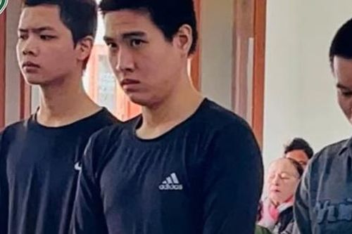 Nghe tin bạn gái bị trai lạ sàm sỡ, thanh niên rủ đồng bọn vác hung khí trả thù kinh hoàng