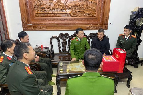 Lãnh đạo Công an Hà Nội thăm, chúc Tết gia đình liệt sỹ và cán bộ, chiến sĩ bị thương trong khi làm nhiệm vụ