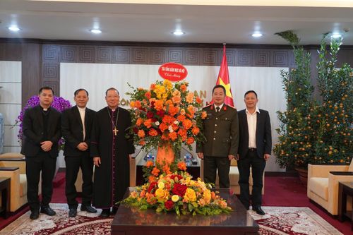 Đại diện Tòa Tổng Giám mục Tổng giáo phận Hà Nội và Giáo phận Hưng Hóa thăm, chúc Tết Công an thành phố Hà Nội