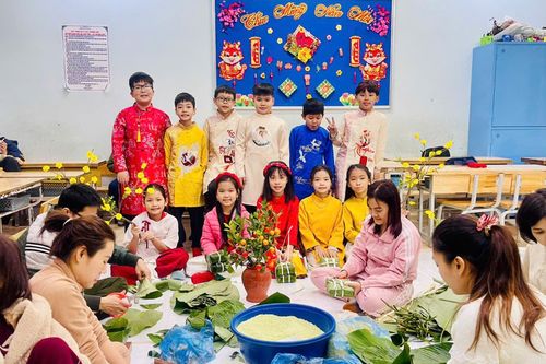 Học sinh ở Hà Nội thích thú gói bánh chưng, tìm hiểu Tết cổ truyền