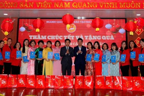 Hà Nội tặng quà Tết tới 170 giáo viên có hoàn cảnh khó khăn