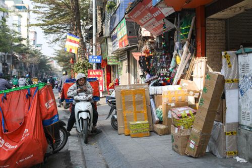 Các hãng giao vận quá tải dịp Tết, đơn hàng chất tràn vỉa hè